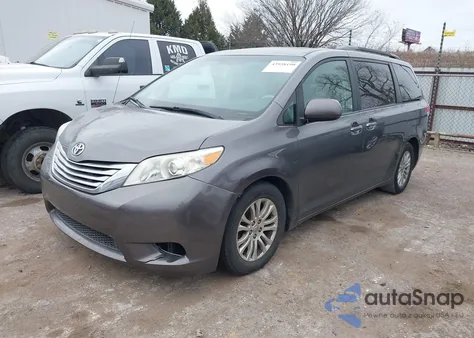 2014 Toyota Sienna Xle V6 8 Passenger z USA, uszkodzony, nr VIN 5TDYK3DCXES515014